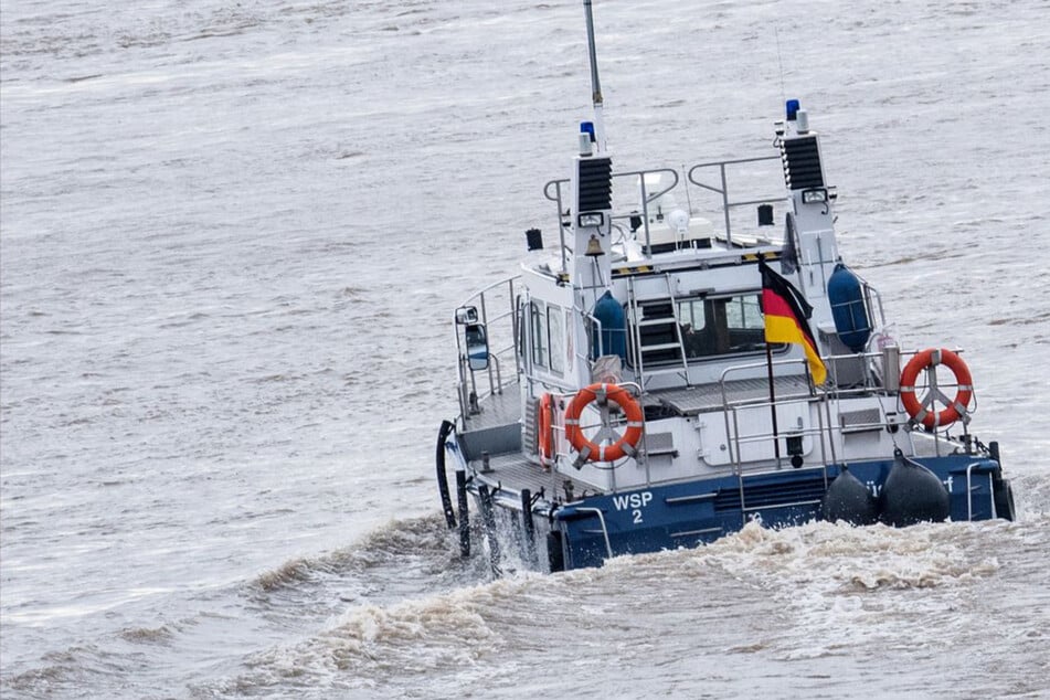 Ruderboote auf Rhein verunfallt: Zehn Personen stürzen in eiskaltes Wasser