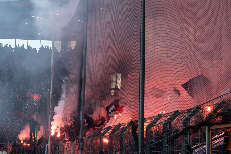 Leverkusener Fans haben im Gästeblock des Vonovia Ruhrstadions in Bochum Pyrotechnik abgefackelt.