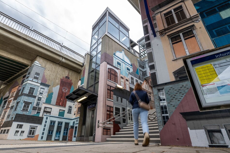 Am Haltepunkt Chemnitz-Mitte sind neuerdings auch Stadthalle und Roter Turm zu finden.