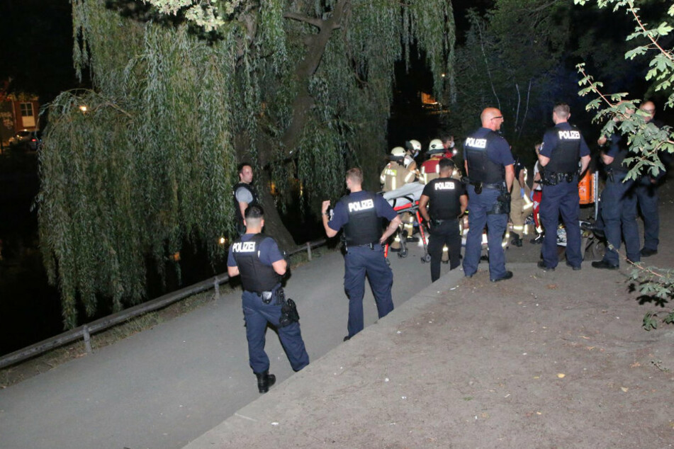 Rettungskräfte transportieren den Mann nach der Reanimation am Paul-Linke-Ufer ab.