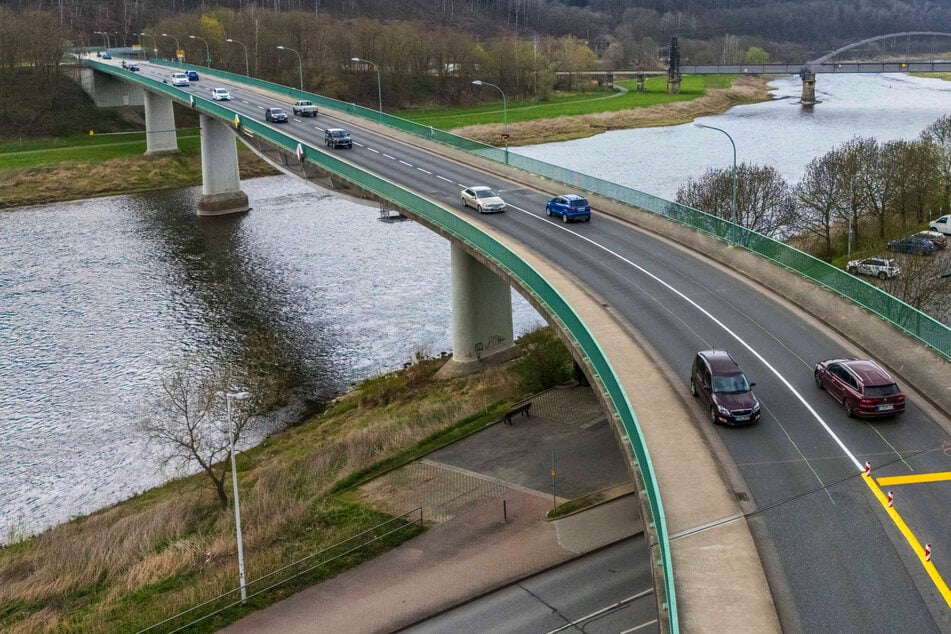 Vorbereitungen für Behelfsbrücke in Bad Schandau: Landesamt rammt Sonden in Boden