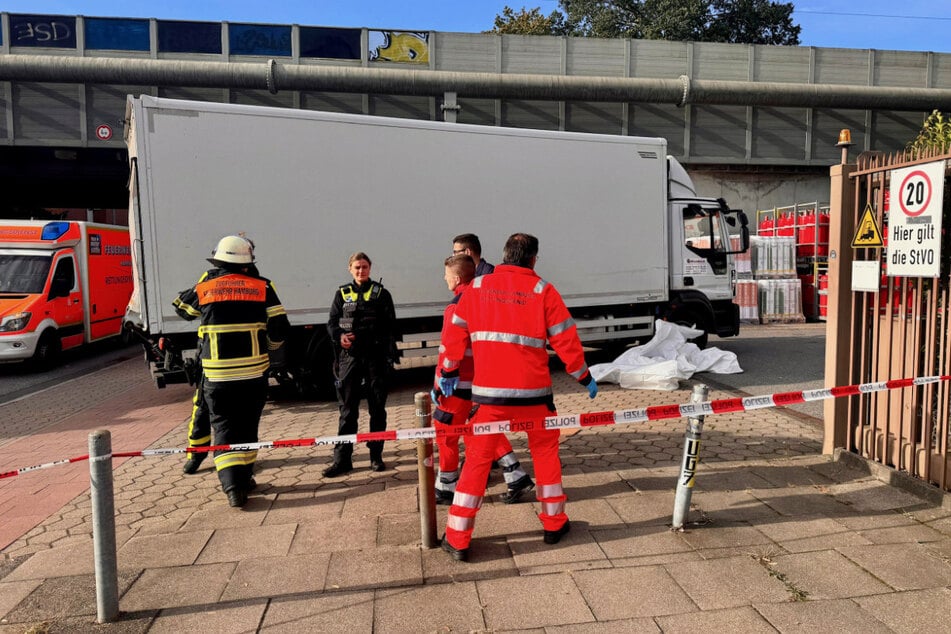 Der Lastwagen hatte die Person übersehen und überrollt.