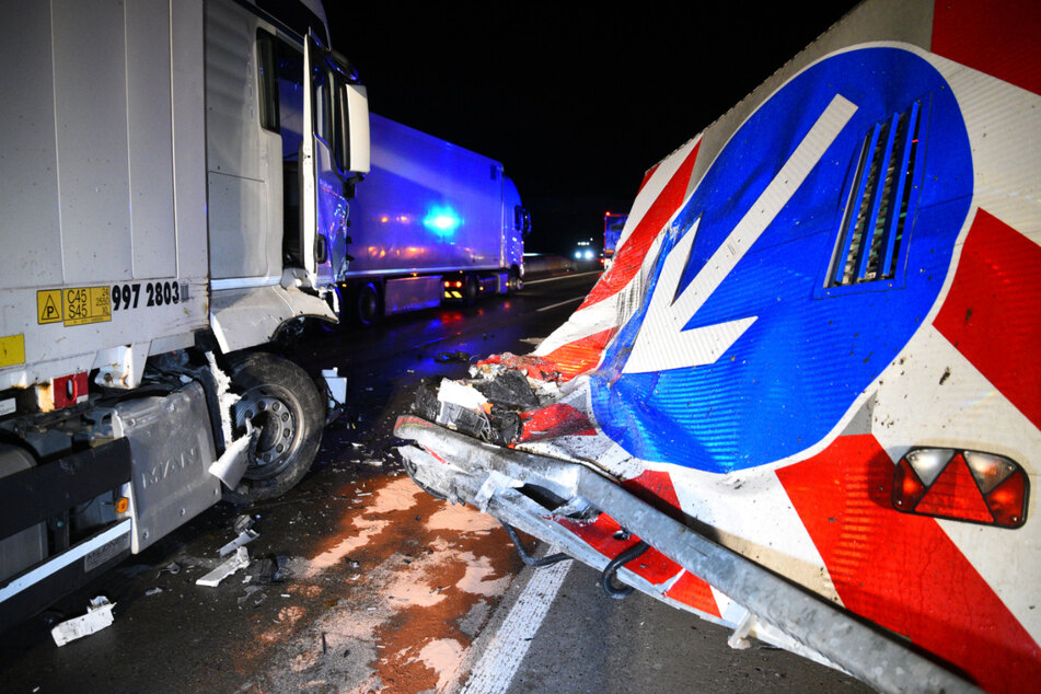 Die völlig demolierte Sperrwand, daneben der Unfall-Laster.