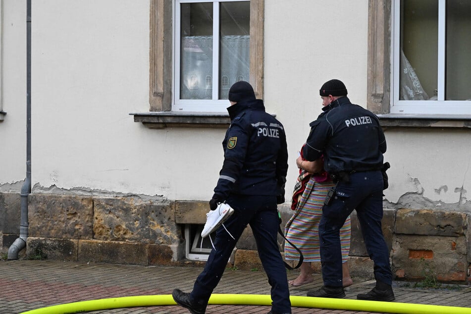 Polizisten unterstützten die Rettungsmaßnahmen.