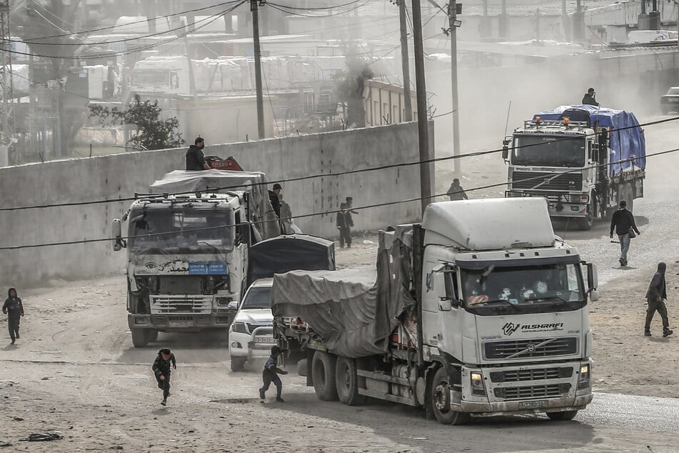 Lastwagen mit Hilfsgütern fuhren im Januar 2024 über den Grenzübergang Kerem Schalom in den Gazastreifen ein. Jetzt wurde ein Konvoi geplündert. (Archivbild)