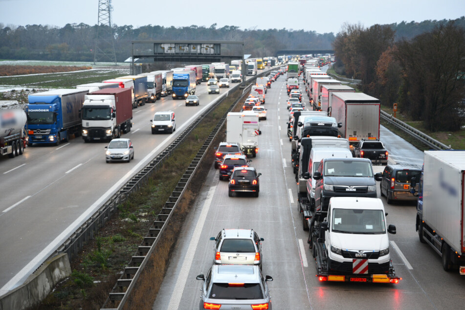 Drei Unfälle mit mehreren Fahrzeugen: Stau auf der A6