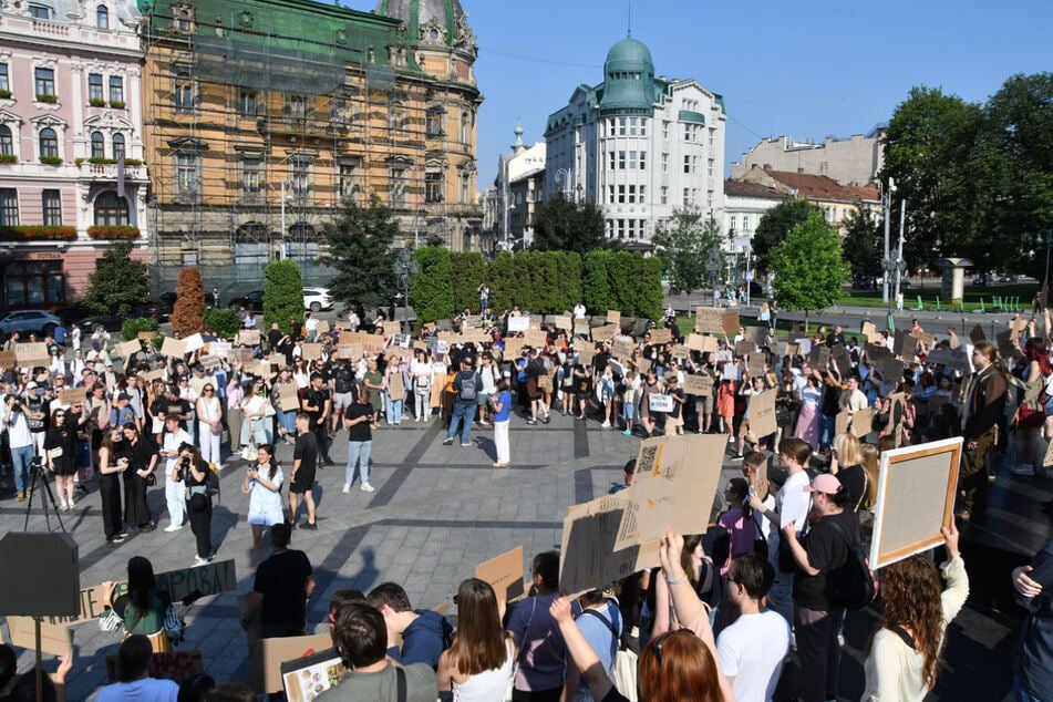 Ukraine-Krieg: Demos für entlassenen Minister gehen weiter