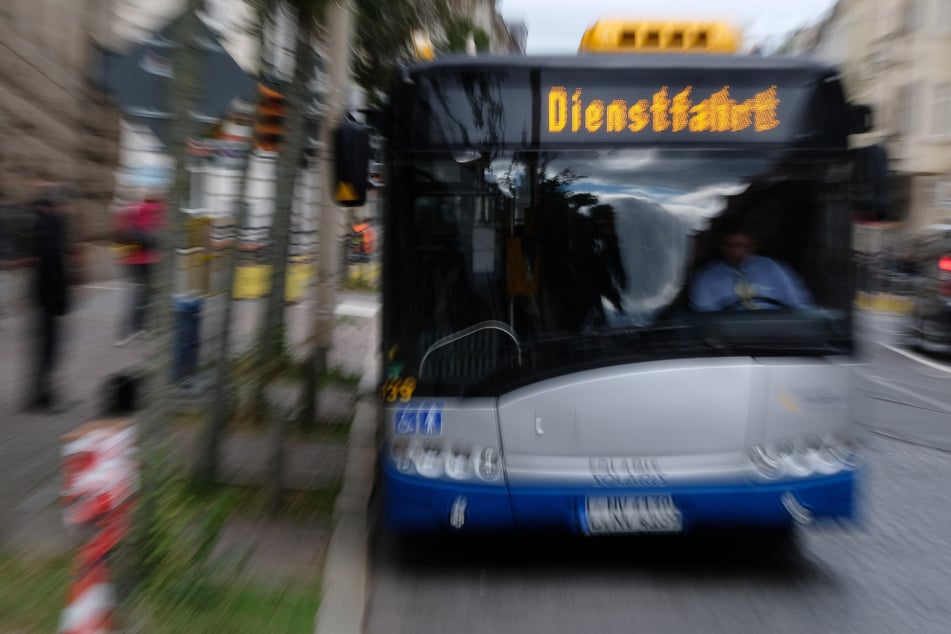 Renault kracht mit Linienbus zusammen: Fahrer wollte unerlaubt wenden