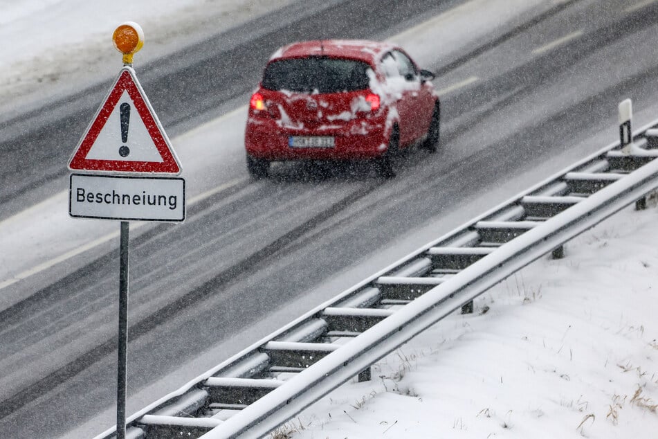 Am Donnerstag soll ein weiteres Tiefdruckgebiet durch NRW ziehen. Auf den Straßen könnte das dank Schneefall zu Problemen führen.