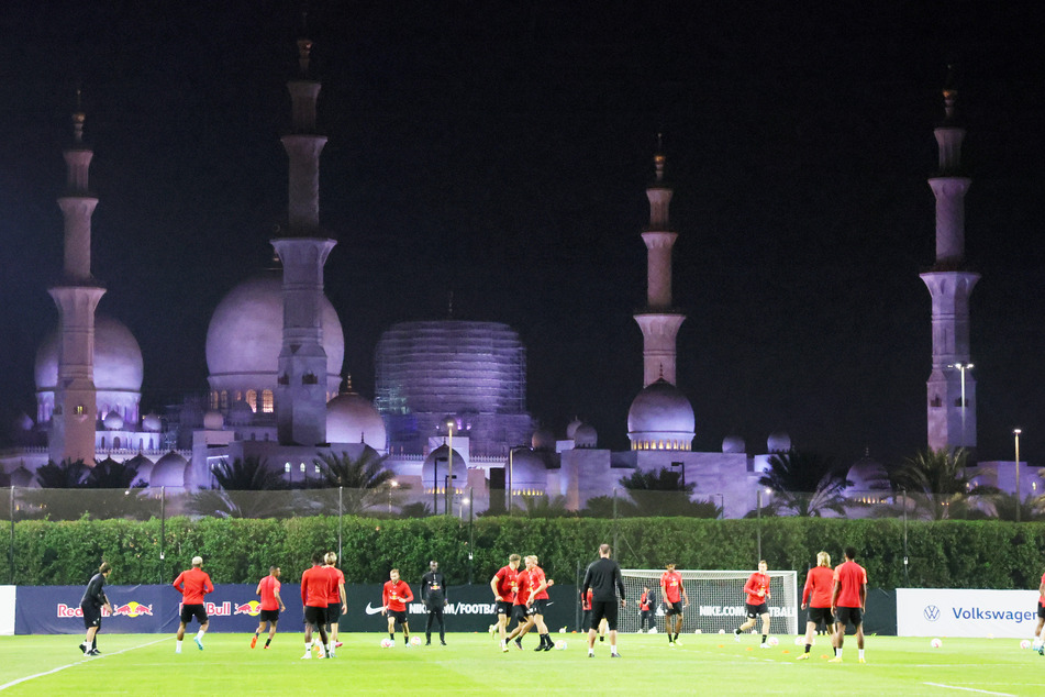 Außergewöhnliche Kulisse auch für die Kicker von RB Leipzig im Trainingslager in Abu Dhabi.