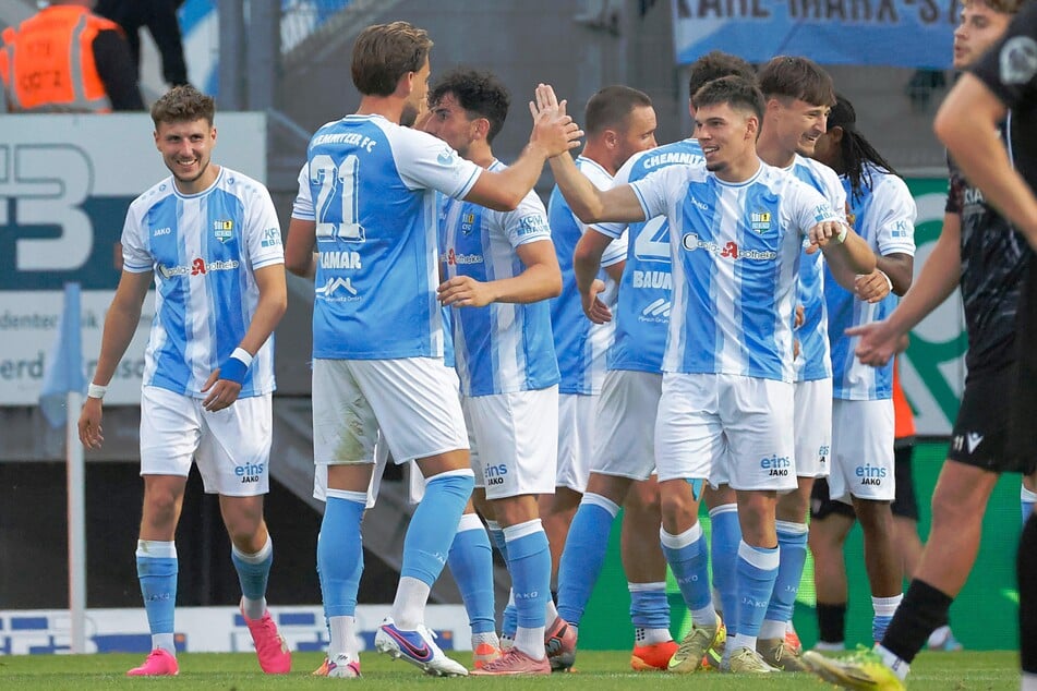 Innerhalb von vier Minuten schießt Jonas Marx (r.) die Himmelblauen zur 2:0-Führung.