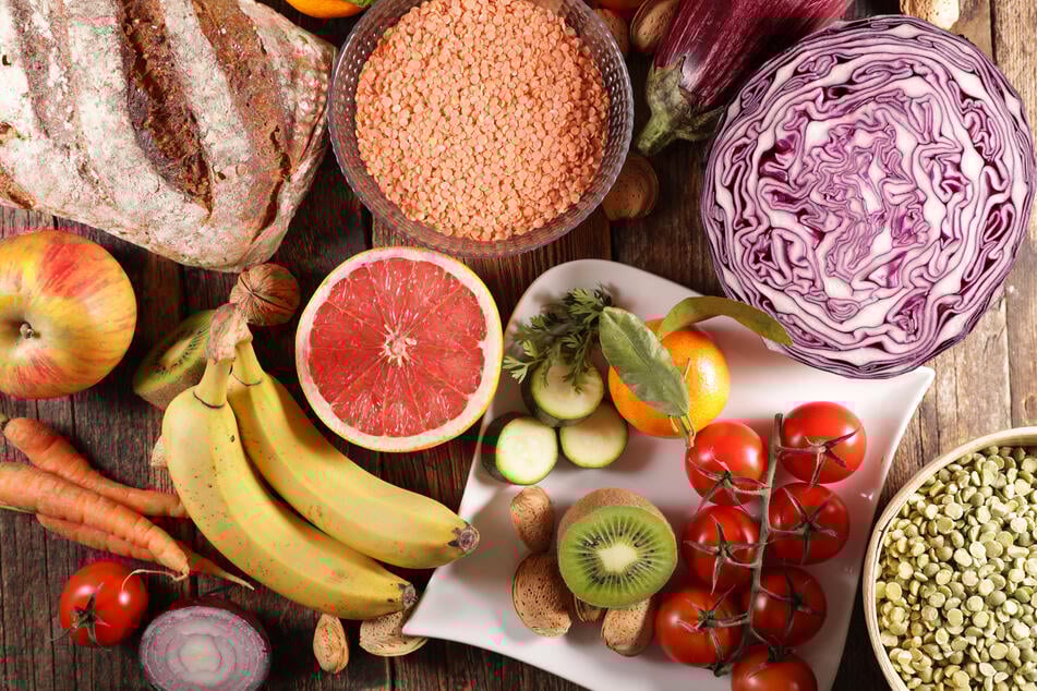 Eine ausgewogene Ernährung mit viel Obst, Gemüse und Vollkornprodukten kann Schweißgeruch reduzieren.