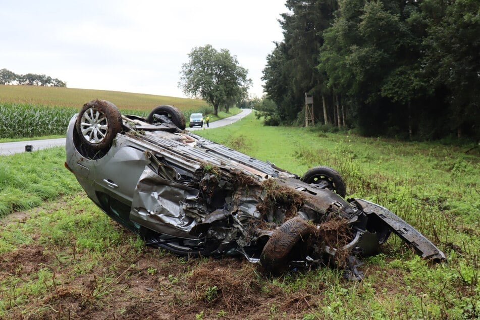 Auch für den Opel endete der Crash übel, dieser landete auf dem Dach, ebenfalls im Grünen.