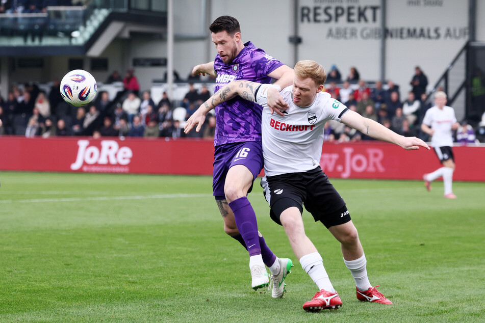 Jonas Arweiler (28, r., hier gegen Ryan Malone, 33) glänzte mit einer Fairplay-Aktion.