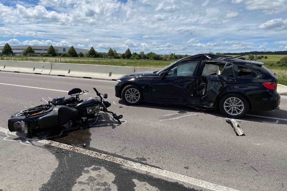 Auch der Audi wurde bei dem Zusammenstoß gut sichtbar in Mitleidenschaft gezogen.