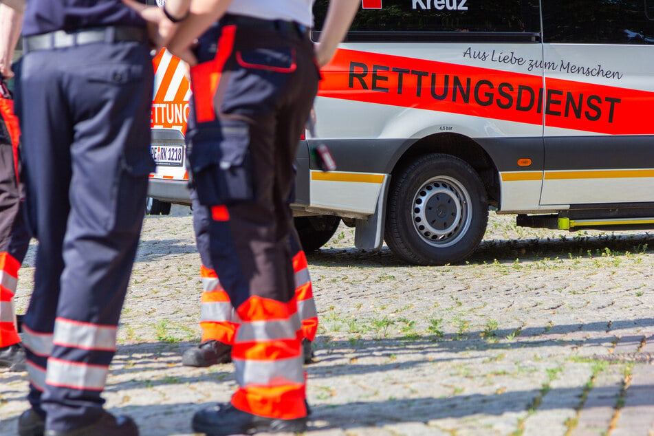 Rettungskräfte kümmerten sich um den schwer verletzten Radfahrer. (Symbolbild)