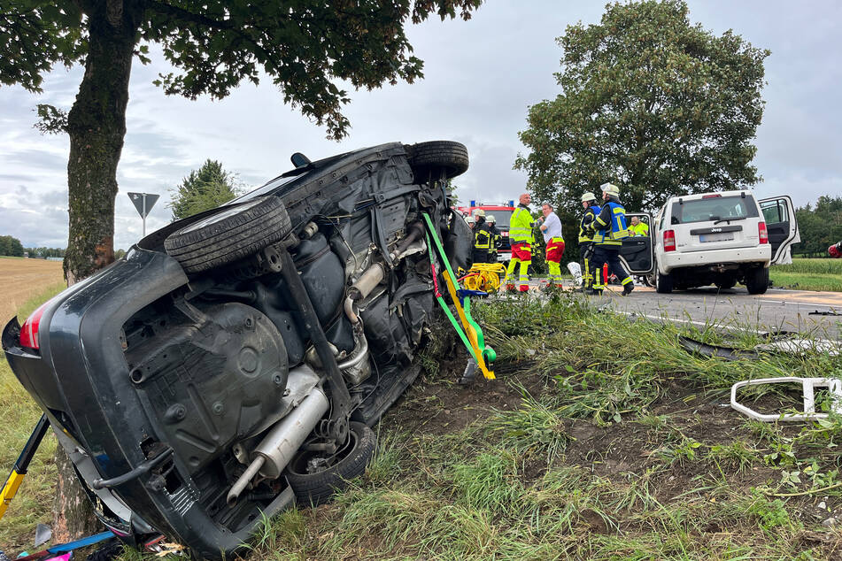 Die umliegenden Feuerwehren, Polizei und Rettungsdienst waren im Großeinsatz vor Ort.