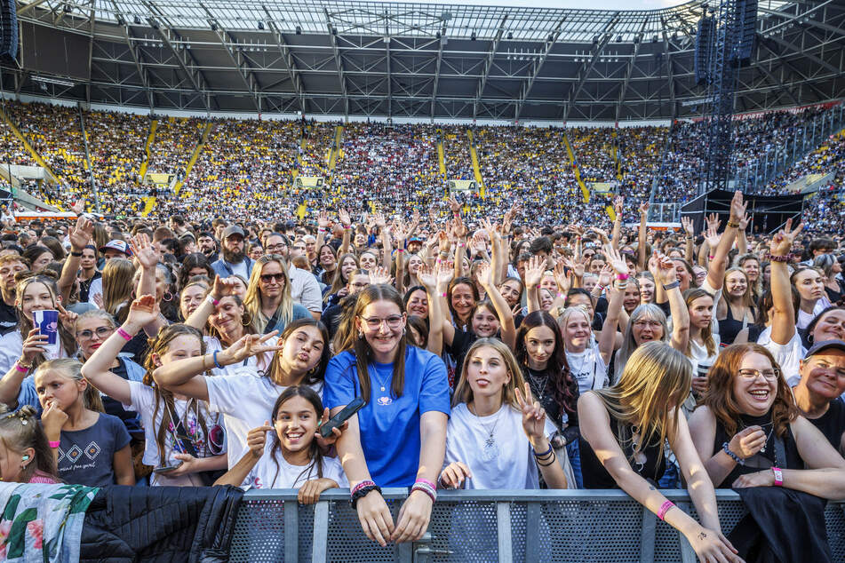 Über 30.000 Fans strömten in das ausverkaufte Rudolf-Harbig-Stadion.