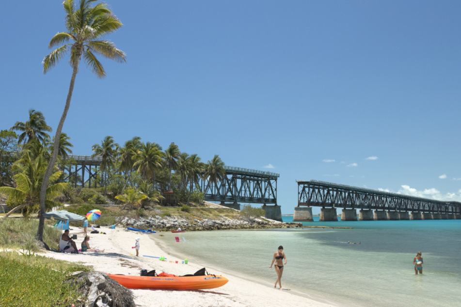 Brückentage mit Karibikflair: Am Strand vom Bahia Honda State Park liegt man im Schatten von Palmen gleich neben der alten Eisenbahnbrücke.