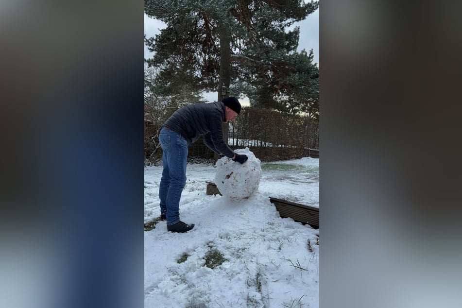 Sachsens Ministerpräsident Michael Kretschmer (49, CDU) beim Bau seines Schneemanns.