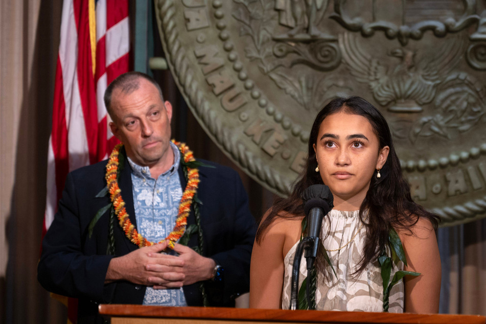 Youth plaintiff Navahine F. (r.) and Hawaii Governor Josh Green speak during a press conference in Honolulu announcing a landmark settlement in the constitutional climate lawsuit.