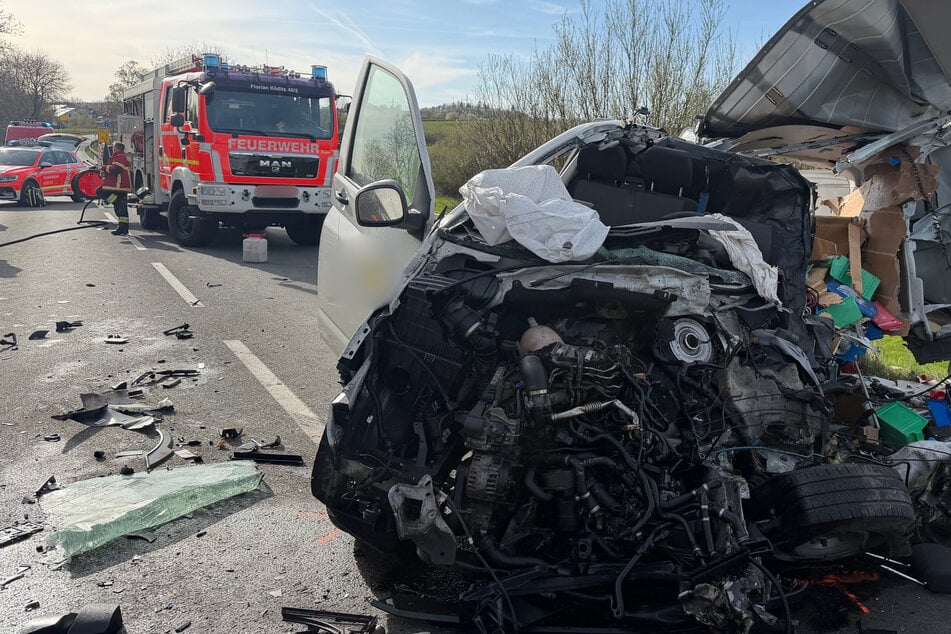 Lieferwagen völlig zerfetzt: 64-Jähriger stirbt nach Horror-Crash mit Tanklaster