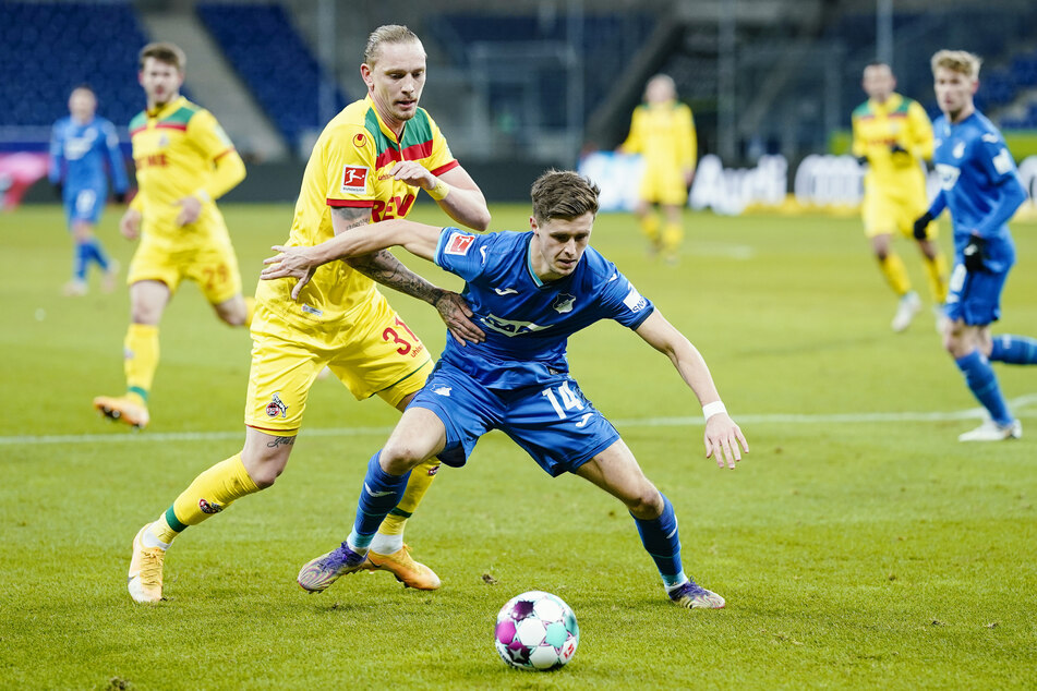 Hoffenheims Christoph Baumgartner (vorne) und Kölns Marius Wolf kämpfen um den Ball.