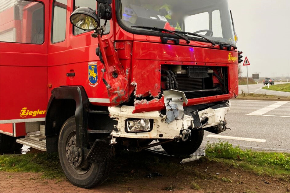 Am Freitagmorgen ist in Schwerin ein Feuerwehrauto auf einer Einsatzfahrt mit einem Auto zusammengestoßen.