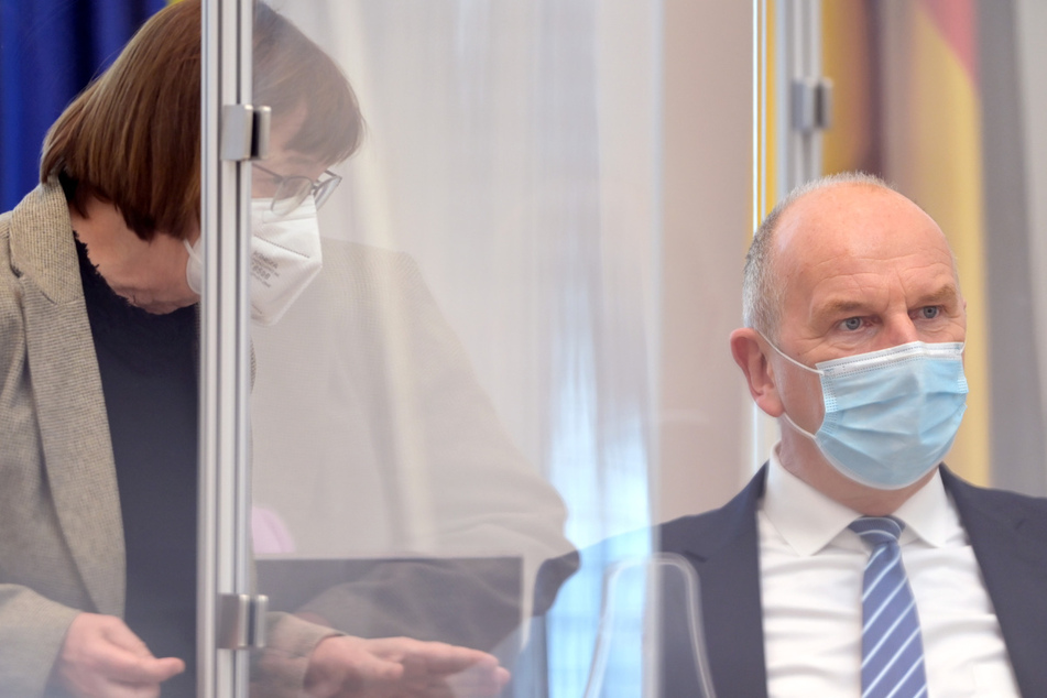 Dietmar Woidke (SPD) und Ursula Nonnemacher (Bündnis 90/Die Grünen) unterhalten sich während der Sitzung des Brandenburger Landtages, bevor Woidke zu den Ergebnissen der erneuten Beratung im Kanzleramt zur Bekämpfung der Corona-Pandemie sprach.