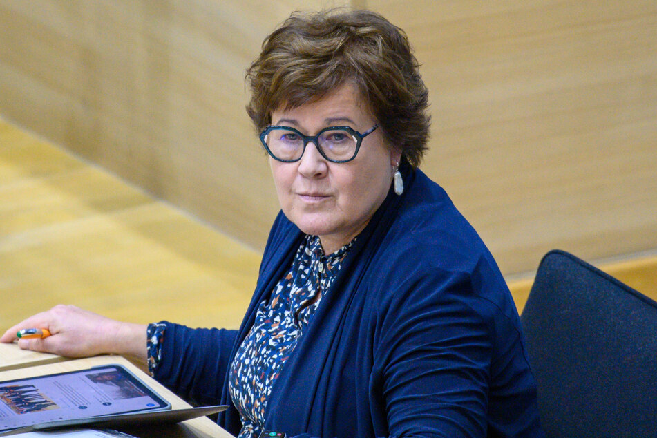 Gleichstellungsministerin Petra Grimm-Benne (60, SPD) stellte den mehrsprachigen Flyer vor.