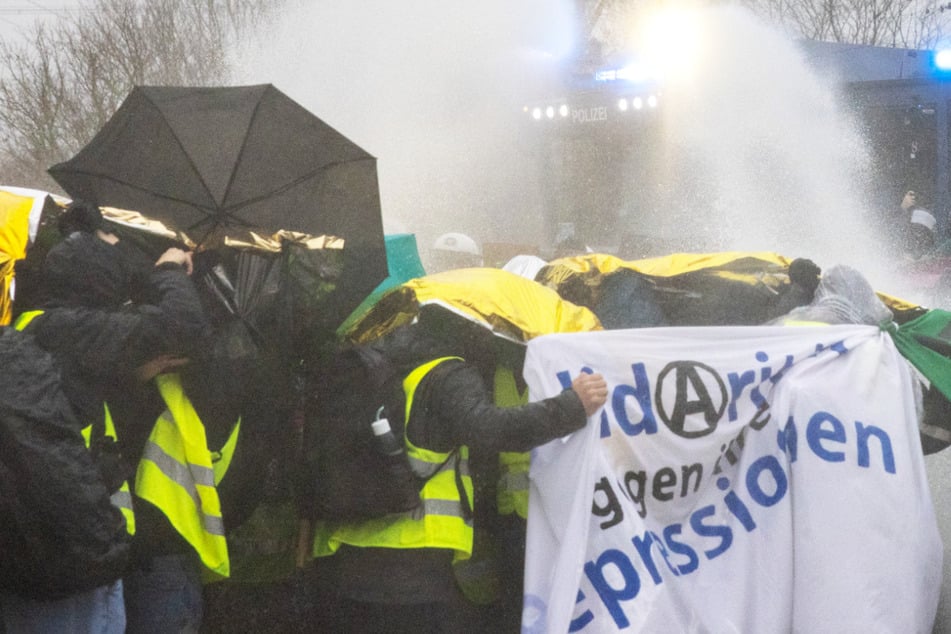 Anti-AfD-Protest in Gießen: Polizei setzt Wasserwerfer ein