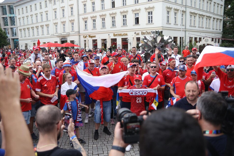 Tschechische Fans auf dem Richard-Wagner-Platz.