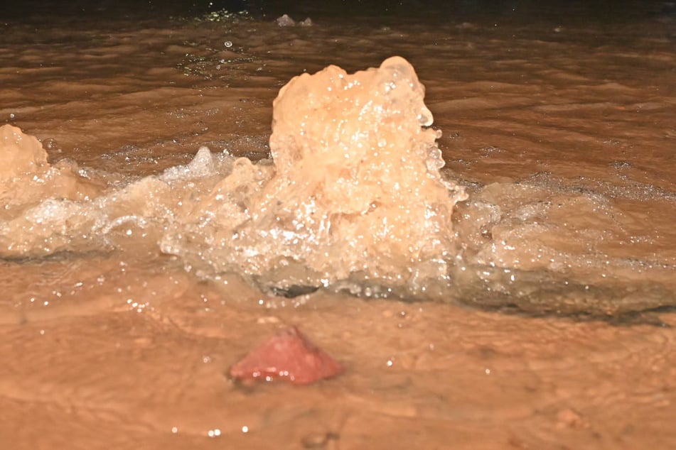 Das Wasser sprudelte nur so aus der geplatzten Leitung unter dem Bürgersteig in der Grevesmühlener Straße hervor. (Symbolfoto)