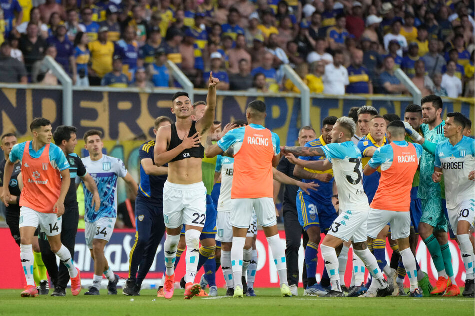 Der Moment, in dem es eskalierte: Torschütze Alcaraz (19) (ohne Trikot) jubelt provokant in Richtung der Boca-Fans.