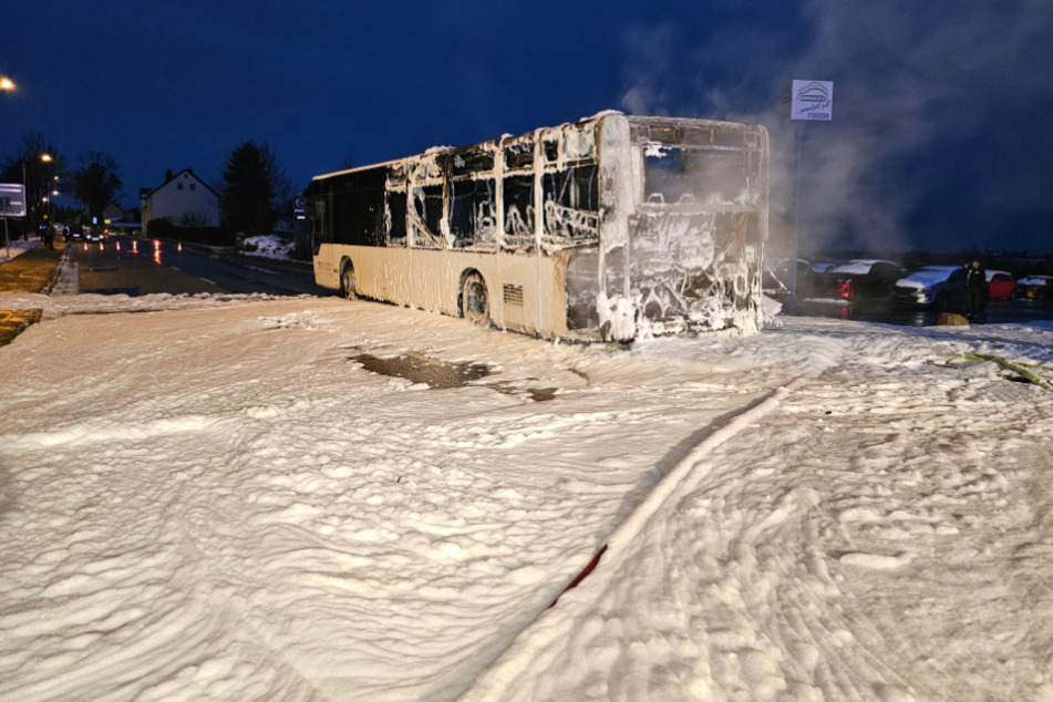 Der Schulbus brannte nahezu komplett aus.