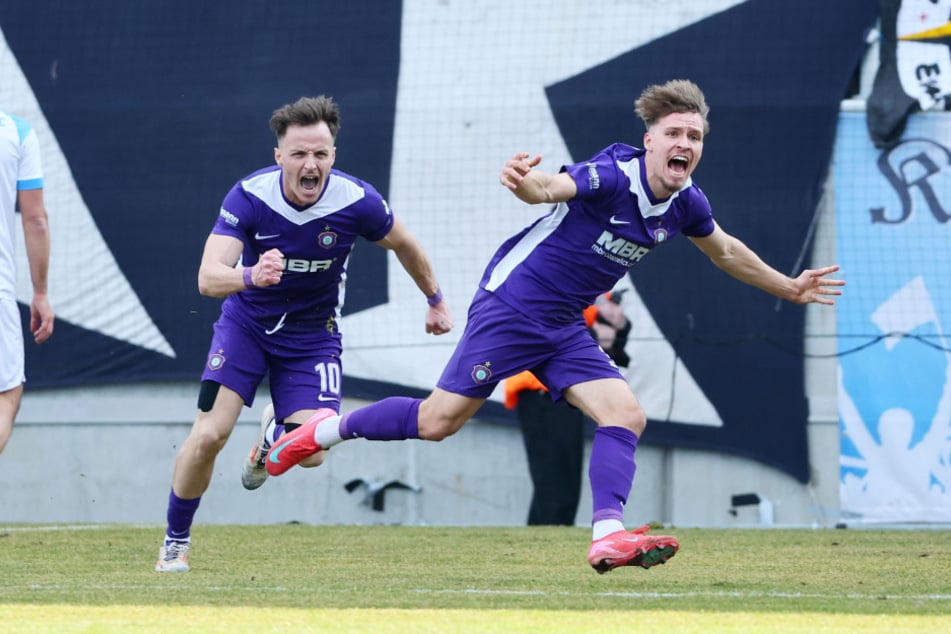 Großer Jubel in der 25. Minute: Maximilian Schmid trifft zum 1:0 für FC Erzgebirge Aue.