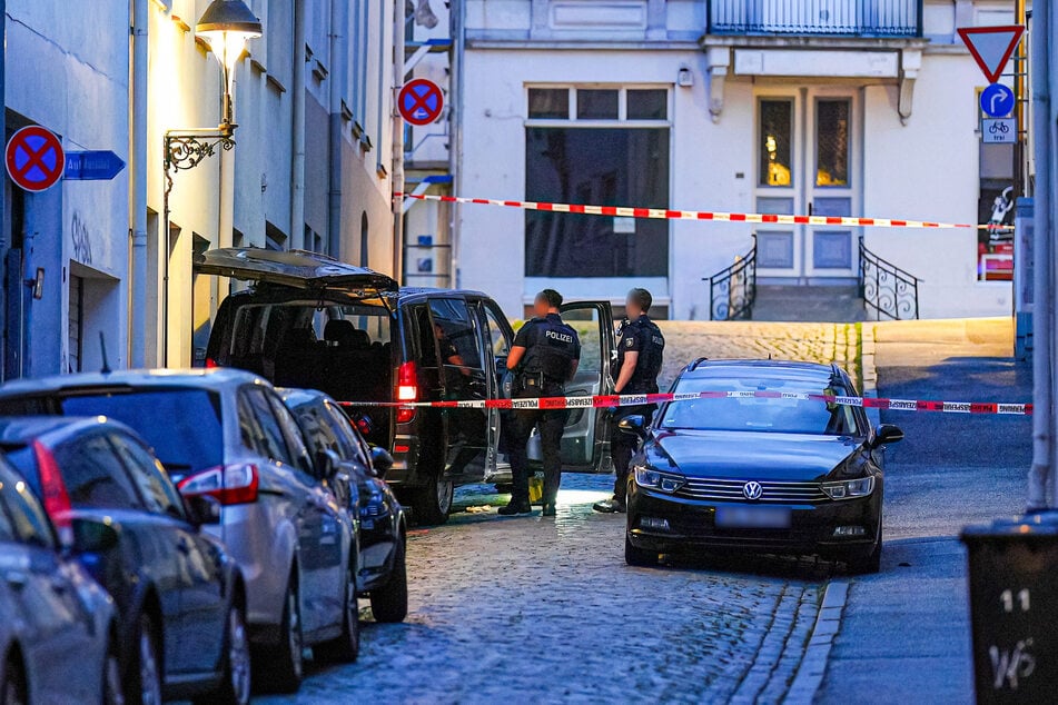 Ein Transporter soll zwei Menschen überrollt haben.
