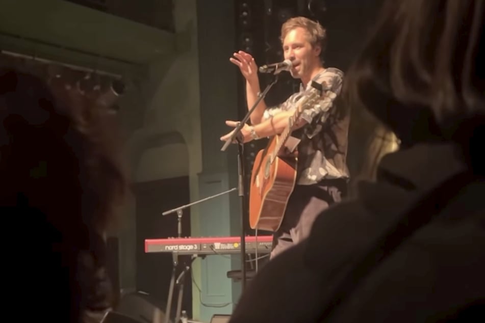 Der Musiker erinnert sich bei seinem Konzert in Karlsruhe an den letzten Besuch bei seiner verstorbenen Oma.