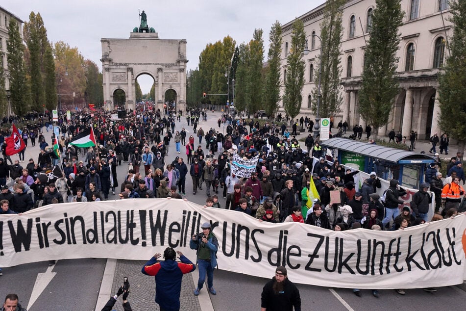 Einige Personen seien zwar in München vermummt gewesen, sagte ein Polizeisprecher. Trotzdem beschrieb er die Versammlung mit rund 4.000 Menschen als insgesamt friedlich.