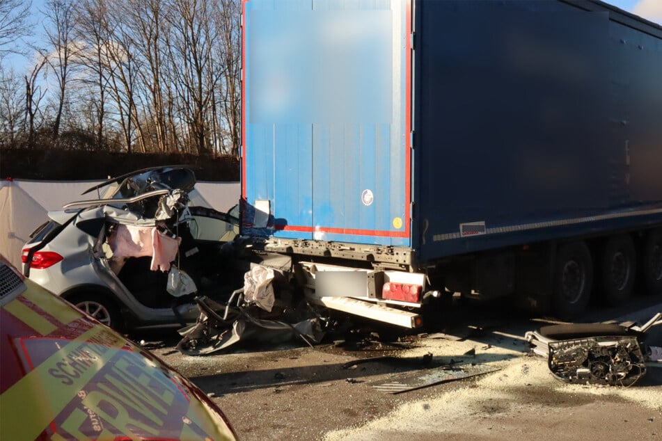 Ein Auto ist auf einen Lastwagen aufgefahren.