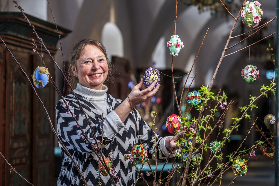 Museumsmitarbeiterin Elke Birninger (64) betreut seit Jahrzehnten die Osterausstellungen im Jägerhof. 2024 ist es ihre letzte vor dem Ruhestand.