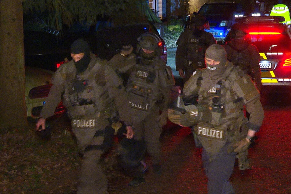 SEK-Einsatz! Mann bricht in Wohnung ein und bedroht Nachbarn mit Waffe