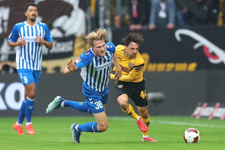 Hat sich aktuell links hinten festgebissen: Simon Straudi (r.).