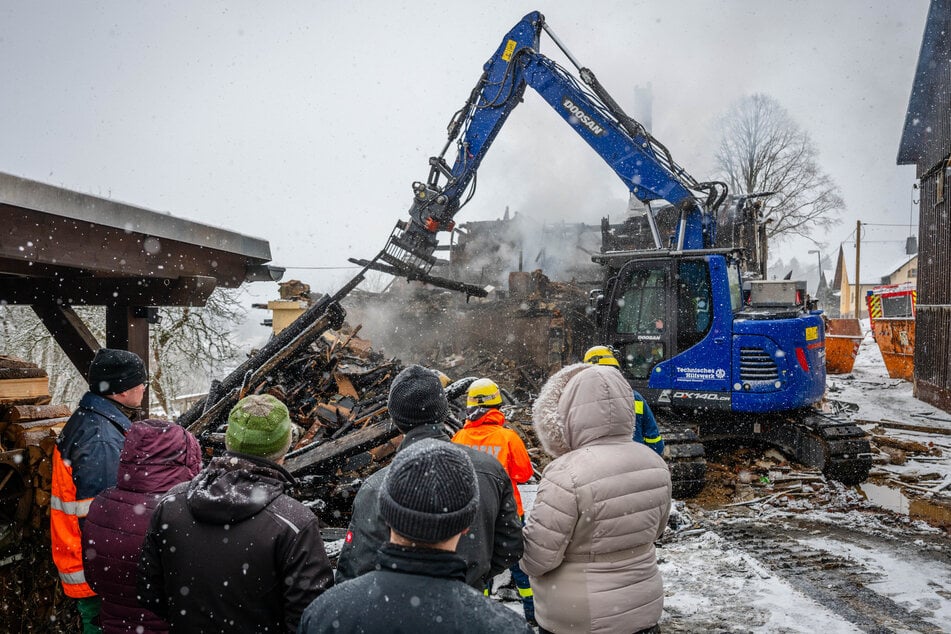 Am Tag wird das ganze Ausmaß sichtbar. Die Brandruine muss abgerissen werden.