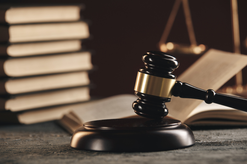 In NRW dürfen Beschäftigte der Justiz keine religiös geprägten Symbole oder Kleidungstücke tragen. Das legt ein Gesetz fest, das der Düsseldorfer Landtag verabschiedet hat. (Symbolbild)