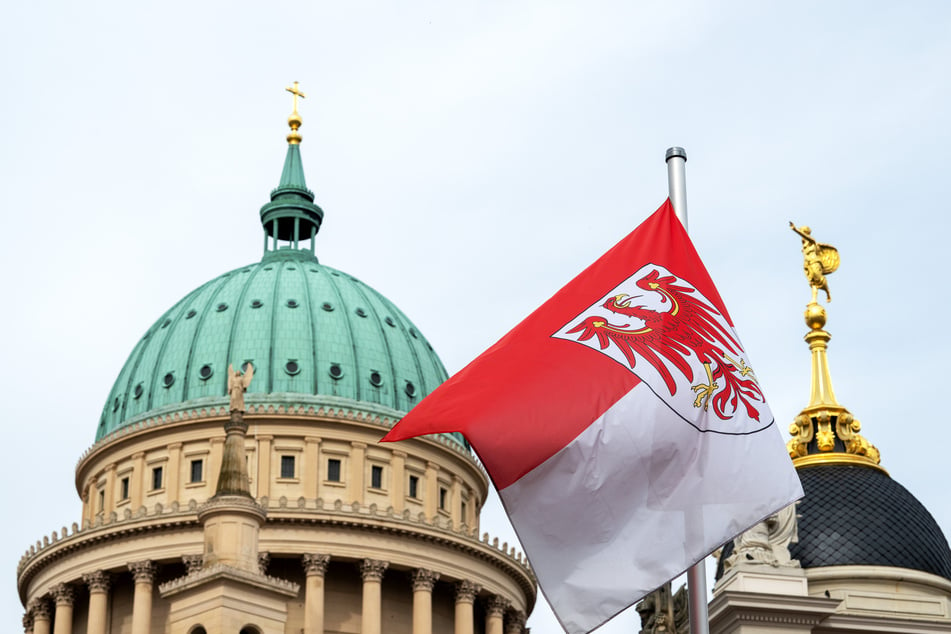 In Potsdam steigt die Spannung, wer am Sonntag als Wahlsieger hervorgeht. Kleinere Parteien könnten dank einer besonderen Klausel in den Landtag kommen.