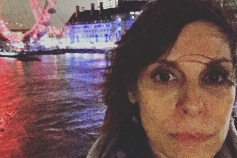 Die Britin besucht ihre Heimat. Im Hintergrund ist das Riesenrad London Eye zu sehen.