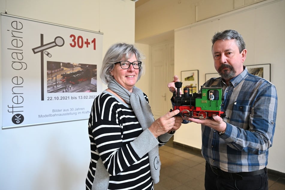Die Organisatoren Kerstin Wolf (62) und Uwe Klötzer (53) zeigen eine Lok, die regelmäßig bei der Ausstellung zu sehen ist.