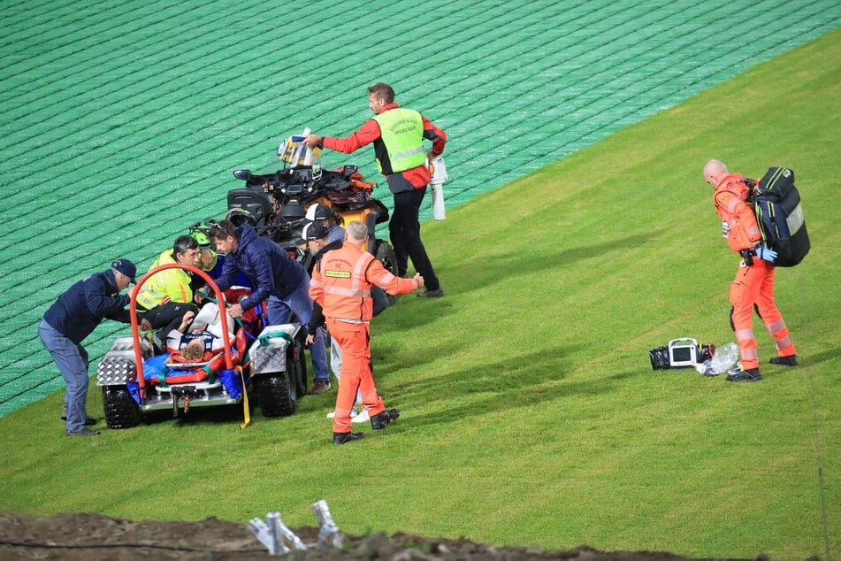 Die österreichische Skispringerin Eva Pinkelnig (37) musste nach ihrem Sturz bei der Olympia-Generalprobe schwer verletzt abtransportiert werden.