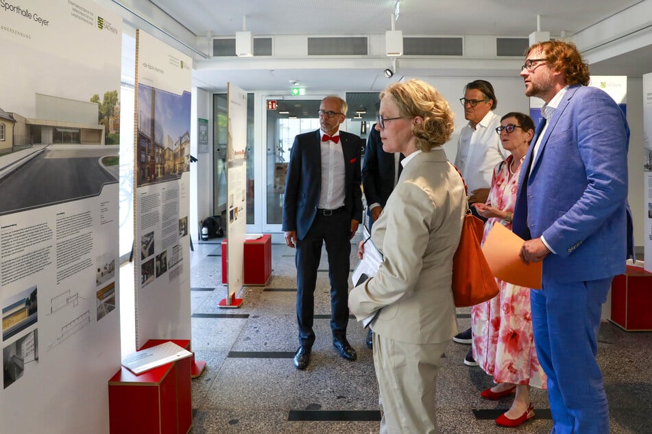 Sachsens Bauministerin Regina Kraushaar (62, CDU) auf dem Rundgang durch die nominierten Projekte.